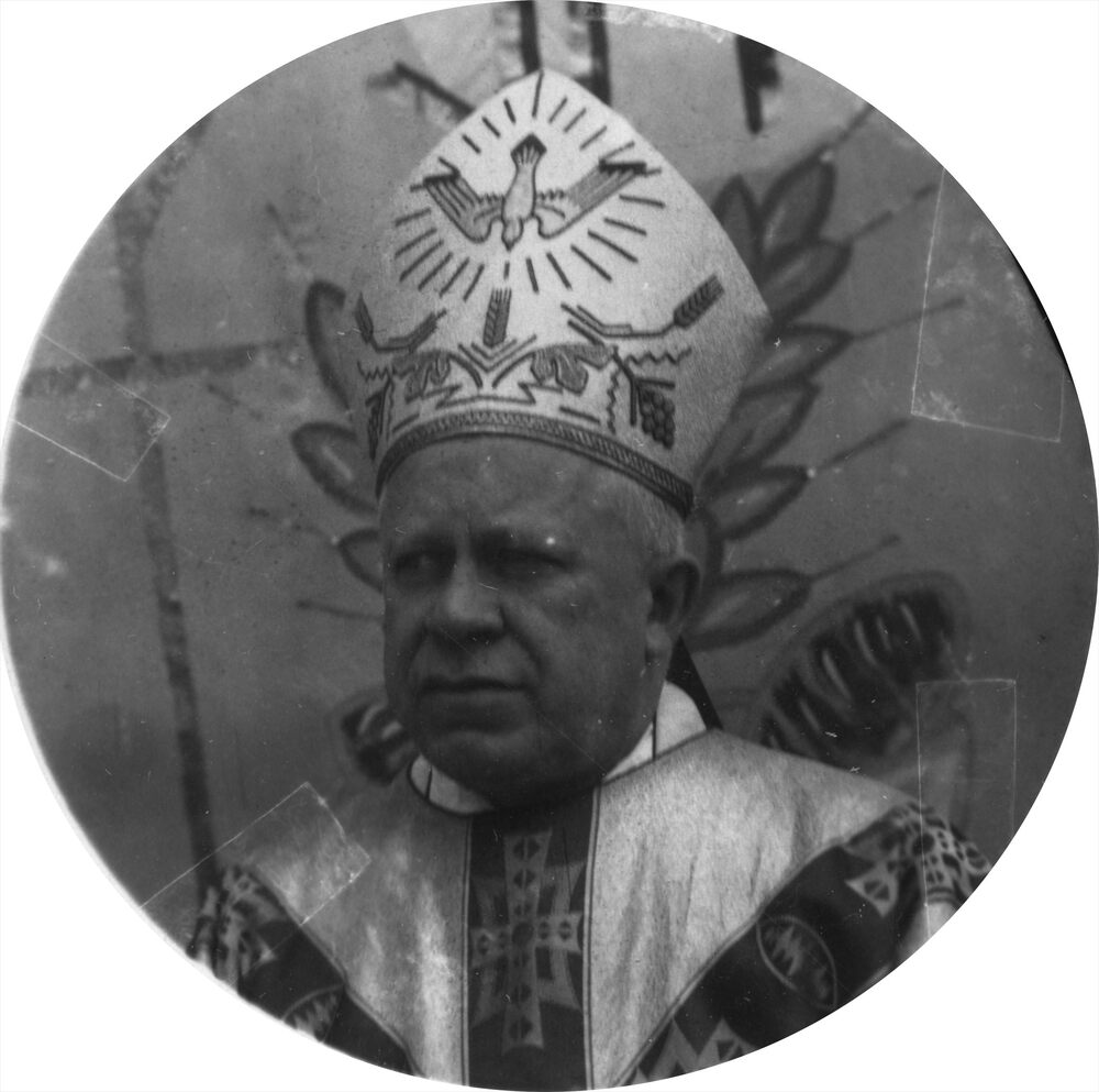 Ignacy Tokarczuk - biskup diecezjalny przemyski w mitrze i ornacie liturgicznym. Fot. AIPN