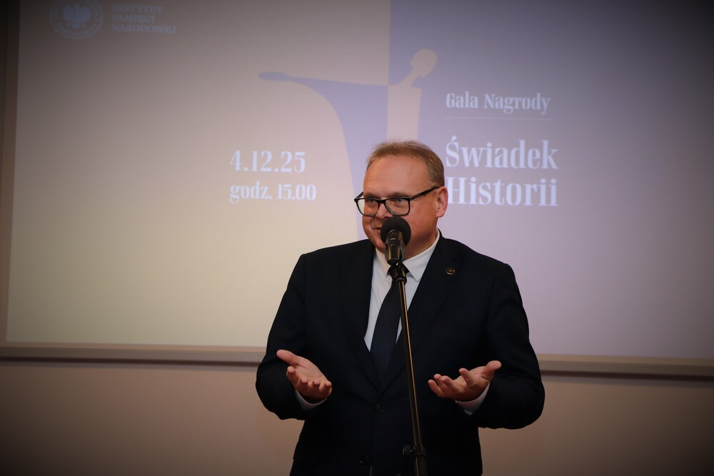 Uroczysta gala XV edycji Nagrody Honorowej „Świadek Historii” – Białystok, 4 grudnia 2025 r. Przemawia dyrektor Oddziału IPN w Białymstoku dr hab. Krzysztof Sychowicz. Fot. Izabela Kuna (IPN)