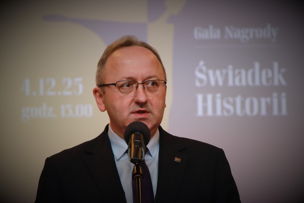 Uroczysta gala XV edycji Nagrody Honorowej „Świadek Historii” – Białystok, 4 grudnia 2025 r. Przemawia zastępca prezesa IPN dr hab. Karol Polejowski. Fot. Izabela Kuna (IPN)