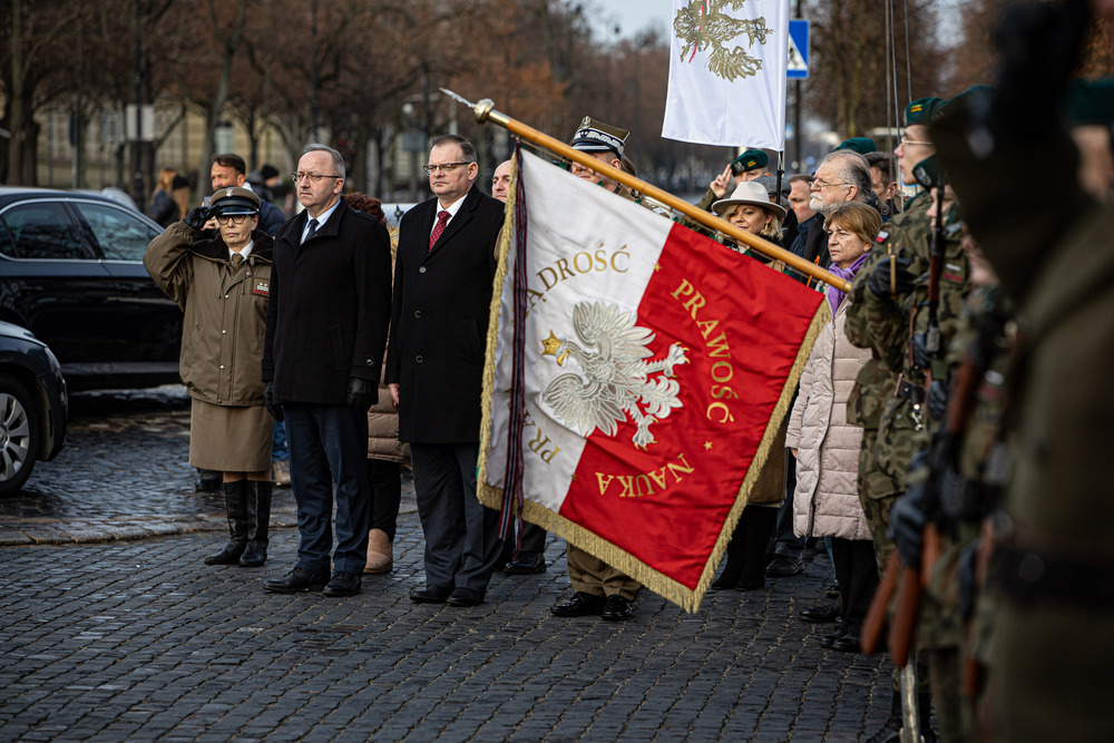 Upamiętniliśmy Marszałka Józefa Piłsudskiego. Na zdj. od lewej: zastępca prezesa IPN dr hab. Karol Polejowski i doradca Prezydenta RP Jan Józef Kasprzyk – Warszawa, 5 grudnia 2025. Fot. Krzysztof Kapłon (IPN)