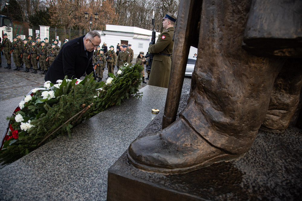 Upamiętniliśmy Marszałka Józefa Piłsudskiego. Na zdj. zastępca prezesa IPN dr hab. Karol Polejowski – Warszawa, 5 grudnia 2025. Fot. Krzysztof Kapłon (IPN)