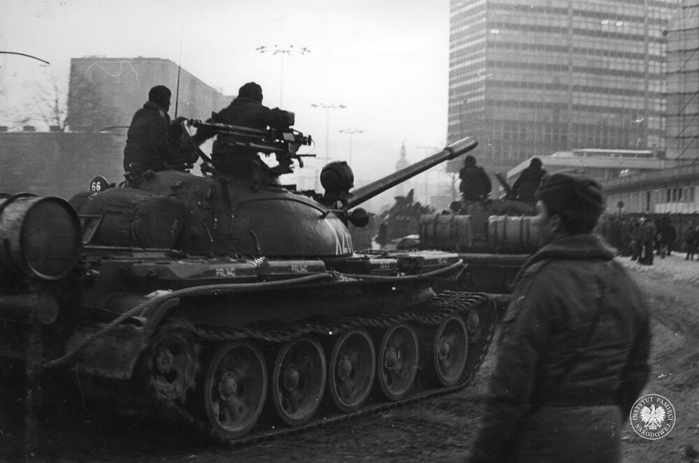 Ulice Gdańska, 15 grudnia 1981 r., wjazd czołgów T55 w ul.Wały Piastowskie, z zasobu Archiwum IPN, sygn. IPNGd-1-1-16-10