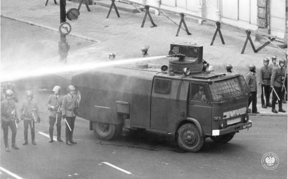 Demonstracja NSZZ „Solidarność” 3 maja 1982 r. na ulicy Krakowskie Przedmieście w Warszawie (obchody rocznicy uchwalenia Konstytucji 3 Maja zorganizowane przez podziemne struktury Niezależnego Samorządnego Związku Zawodowego „Solidarność"), interwencja oddziałów ZOMO (Zmotoryzowanych Odwodów Milicji Obywatelskiej) z wykorzystaniem armatki wodnej Hydromil Star 29, z zasobu Archiwum IPN, sygn. IPNBU-11-5-13-150