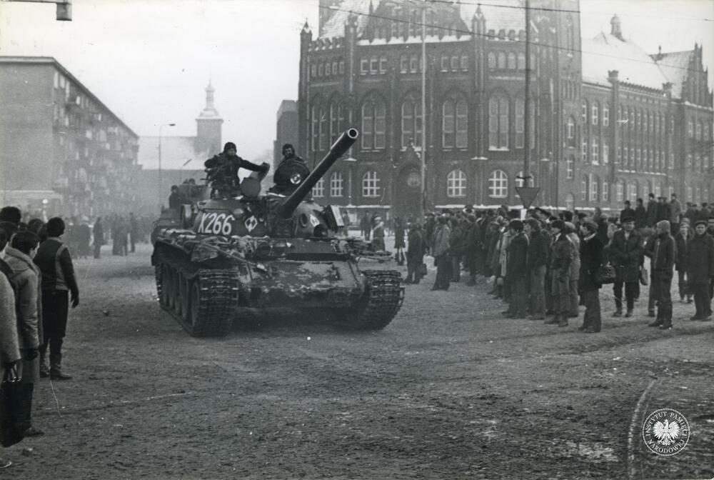 Ulice Gdańska, 15 grudnia 1981 r., wyjazd czołgów T55 z ul. Łagiewniki w kierunku ul. Jana z Kolna, z zasobu Archiwum IPN, sygn. IPNGd-1-1-16-9