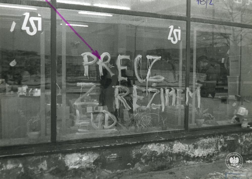 Napis o treści PRECZ Z REŻIMEM LUD na szybie pawilonu handlowego w Sosnowcu, materiały zebrane na wystawę zorganizowaną przez Biuro „C" w gmachu MSW przy ul. Rakowieckiej pt. „Od porozumień społecznych do sięgania po władzę" obrazujące działalność opozycji politycznej w latach 1980-1982, z zasobu Archiwum IPN, sygn. IPNBU-11-6-18-2