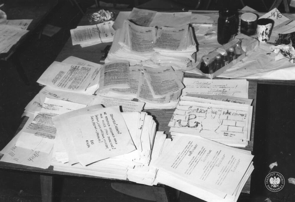 Broszury, ulotki, odezwy zarekwirowane po pacyfikacji strajku okupacyjnego w drukarni Wytwórni Sprzętu Komunikacyjnego WSK Świdnik (fotografię wykonano podczas przeszukania drukarni), materiały zebrane na wystawę zorganizowaną przez Biuro C w gmachu MSW przy ul. Rakowieckiej pt. „Od porozumień społecznych do sięgania po władzę" obrazująca działalność opozycji politycznej w latach 1980-1982, z zasobu Archiwum IPN, sygn. IPNBU-11-6-16-7