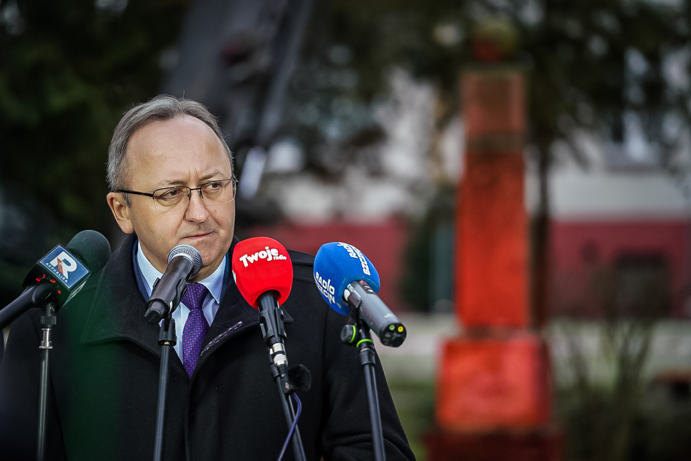Zdemontowaliśmy obiekt sowieckiej propagandy w Maszewie. Na zdj. zastępca prezesa IPN dr hab. Karol Polejowski – 10 grudnia 2025. Fot. Mateusz Niegowski (IPN)