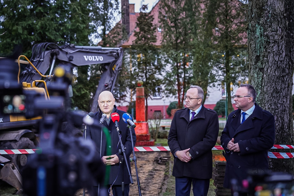 Zdemontowaliśmy obiekt sowieckiej propagandy w Maszewie. Na zdj. od lewej: burmistrz Maszewa Paweł Piesio, zastępca prezesa IPN dr hab. Karol Polejowski i dyrektor szczecińskiego oddziału IPN Krzysztof Męciński – 10 grudnia 2025. Fot. Mateusz Niegowski (IPN)