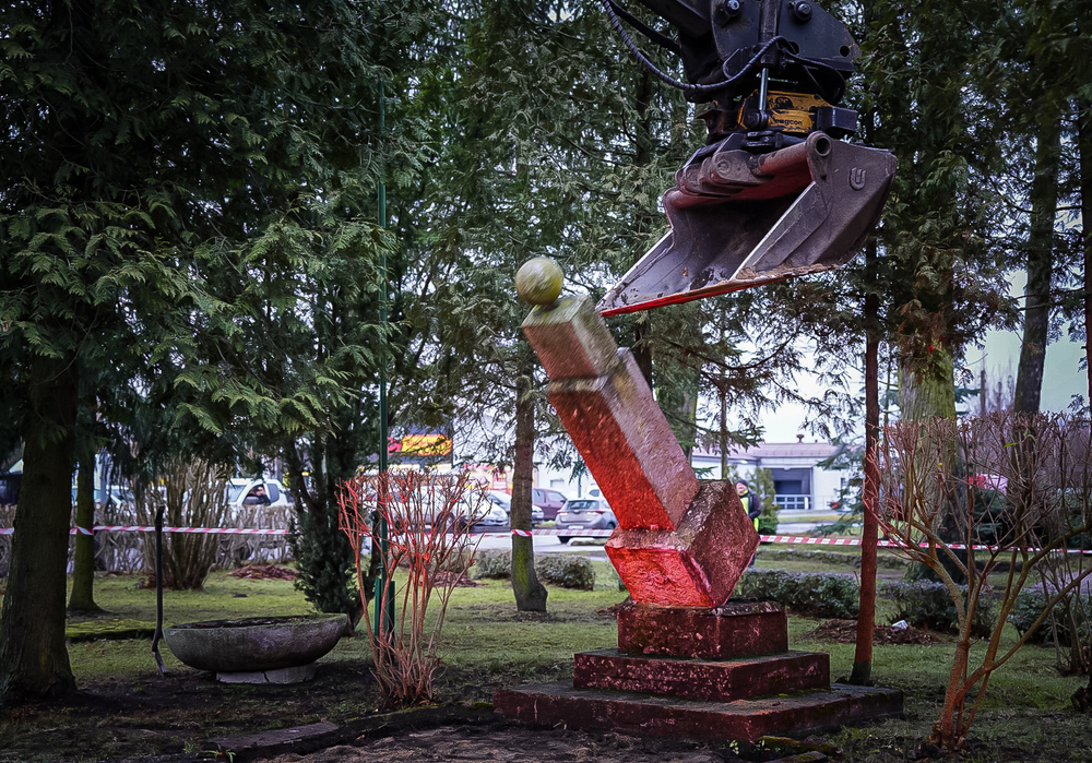 Zdemontowaliśmy obiekt sowieckiej propagandy w Maszewie – 10 grudnia 2025. Fot. Mateusz Niegowski (IPN)