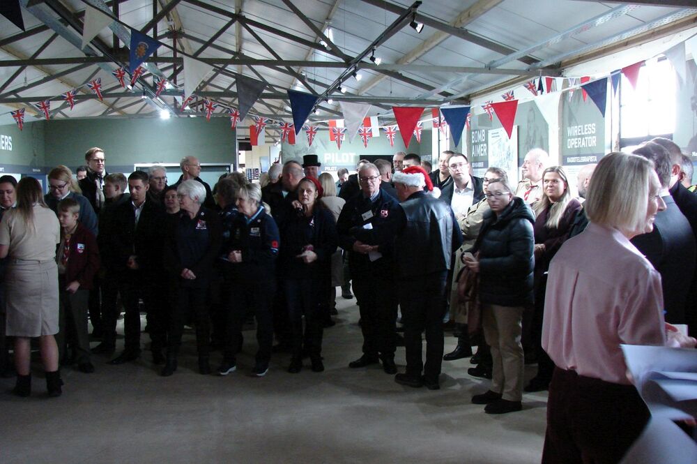 Spotkanie opłatkowe we wnętrzu RAF Ingham – Centrum Polskich Dywizjonów Bombowych. Fot. Piotr Nosarzewski (IPN)