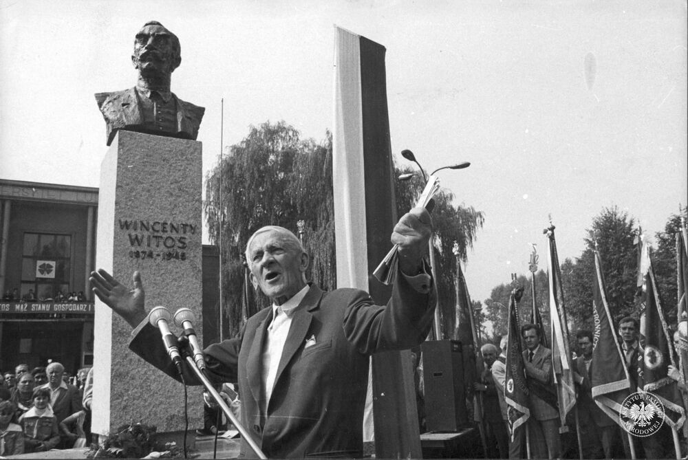 Uroczystość odsłonięcia pominika Wincentego Witosa. Przed Uniwersytetem Ludowym podczas uroczystości odsłonięcia pomnika-popiersia Wincentego Witosa na pierwszym planie przemawiający do ludzi Stanisław Mierzwa. Fot. IPN