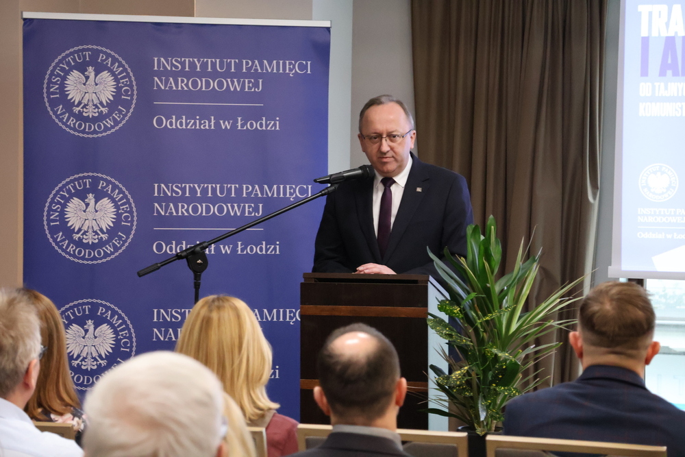 Ogólnopolska konferencja naukowa „Transformacja i archiwa. Od tajnych do jawnych akt komunistycznych służb bezpieczeństwa”. Na zdj. zastępca prezesa IPN dr hab. Karol Polejowski – Łódź, 16 grudnia 2025. Fot. Michał Maciuk (IPN)