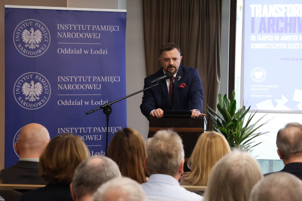 Ogólnopolska konferencja naukowa „Transformacja i archiwa. Od tajnych do jawnych akt komunistycznych służb bezpieczeństwa”. Na zdj. dyrektor Oddziału IPN w Łodzi Karol Piskorski – Łódź, 16 grudnia 2025. Fot. Michał Maciuk (IPN)