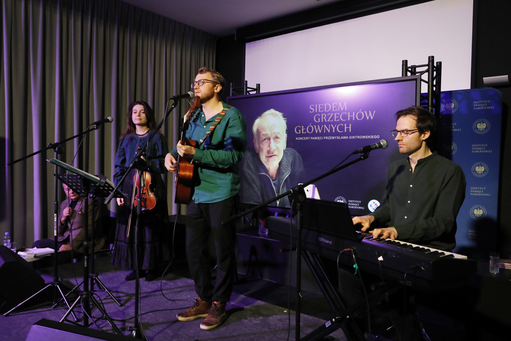 „Koncert pamięci Przemysława Gintrowskiego. Siedem grzechów głównych” – Warszawa, 18 grudnia 2025. Fot. Piotr Życieński (IPN)