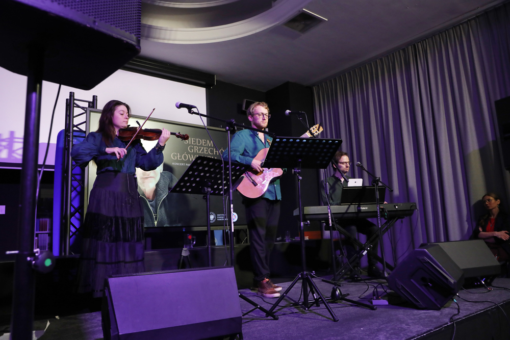 „Koncert pamięci Przemysława Gintrowskiego. Siedem grzechów głównych” – Warszawa, 18 grudnia 2025. Fot. Piotr Życieński (IPN)