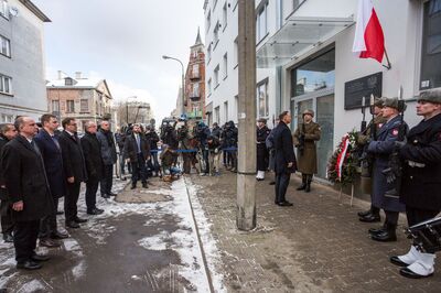 Uroczystości przy ulicy Strzeleckiej, gdzie mieściła się dawna siedziba NKWD/WUBP. Fot. Sławomir Kasper (IPN)