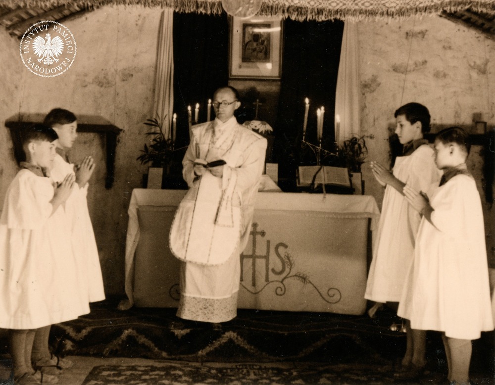 Msza święta celebrowana przez ks. Franciszka Plutę w kaplicy osiedlowej. Osiedle Dzieci Polskich w Balachadi, 1942–1946. Zdjęcie pochodzi z kolekcji przekazanej do zasobu Archiwum IPN przez p. Wiesława Stypułę (fot. z zasobu IPN)