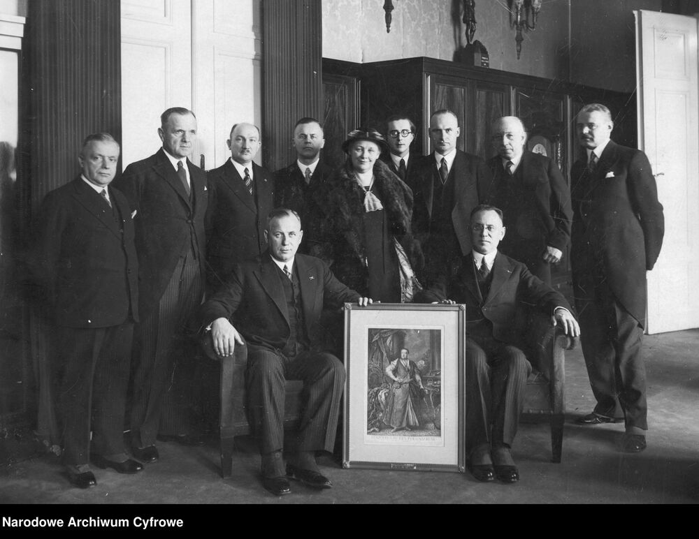 Róża Łubienska wśród przedstawicieli samorządu Krakowa podczas uroczystości wręczenia obrazu Augusta III Sasa nadburmistrzowi Drezna, 1935 r. Fot. ze zbiorów NAC