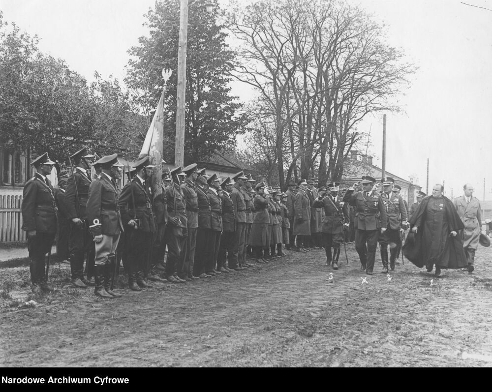 Gen. Stanisław Bułak-Bałachowicz (x) w towarzystwie m.in. prezesa Legii Wołyńskiej ks. Święcickiego (1) i komendanta głównego Szczawińskiego przechodzi przed frontem oddziału Legii Wołyńskiej. Fot. NAC