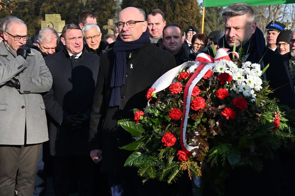 Obchody 152. rocznicy urodzin Wincentego Witosa. Na zdj. kwiaty składają: zastępca prezesa IPN dr Mateusz Szpytma (L) i dyrektor krakowskiego Oddziału IPN dr hab. Filip Musiał (P) – Wierzchosławice, 18 stycznia 2026. Fot. Janusz Ślęzak (IPN)