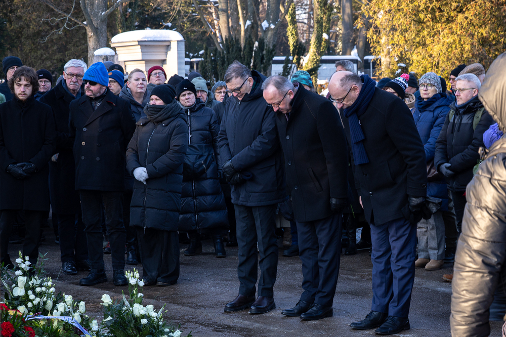 Pożegnaliśmy prof. dr. hab. Andrzeja Paczkowskiego. Na zdj. od lewej: zastępca przewodniczącego Kolegium IPN prof. dr hab. Tadeusz Wolsza oraz zastępcy prezesa IPN dr hab. Karol Polejowski i dr Mateusz Szpytma – Warszawa, 19 stycznia 2026. Fot. Sławek Kasper (IPN)