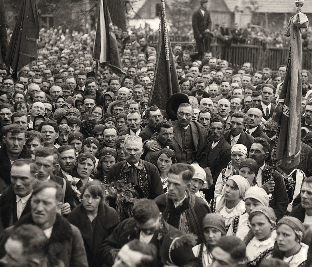 Wincenty Witos niesiony przez uczestników obchodów z okazji jego 25-lecia pracy parlamentarnej, Wierzchosławice, 30 IV 1933 r. (fot. NAC)