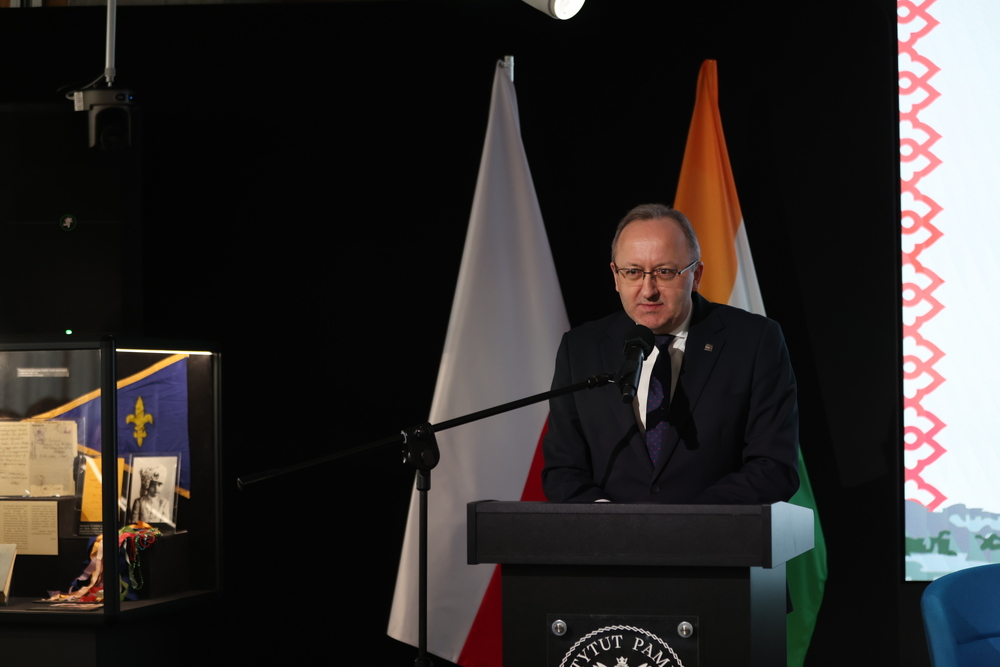 Dyskusja o albumie „Z »nieludzkiej ziemi« do krainy maharadżów. Polscy uchodźcy z ZSRS w Indiach 1942–1948”. Na zdj. zastępca prezesa IPN dr hab. Karol Polejowski – Warszawa, 21 stycznia 2026. Fot. Katarzyna Adamów (IPN)