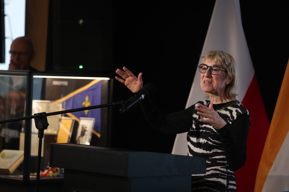 Dyskusja o albumie „Z »nieludzkiej ziemi« do krainy maharadżów. Polscy uchodźcy z ZSRS w Indiach 1942–1948”. Na zdj. Iwona Ryszkowska, przedstawicielka Koła Polaków z Indii 1942–1948 – Warszawa, 21 stycznia 2026. Fot. Katarzyna Adamów (IPN)