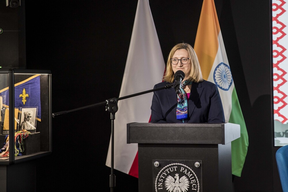 Dyskusja o albumie „Z »nieludzkiej ziemi« do krainy maharadżów. Polscy uchodźcy z ZSRS w Indiach 1942–1948”. Na zdj. dyrektor Archiwum IPN Marzena Kruk – Warszawa, 21 stycznia 2026. Fot. Katarzyna Adamów (IPN)