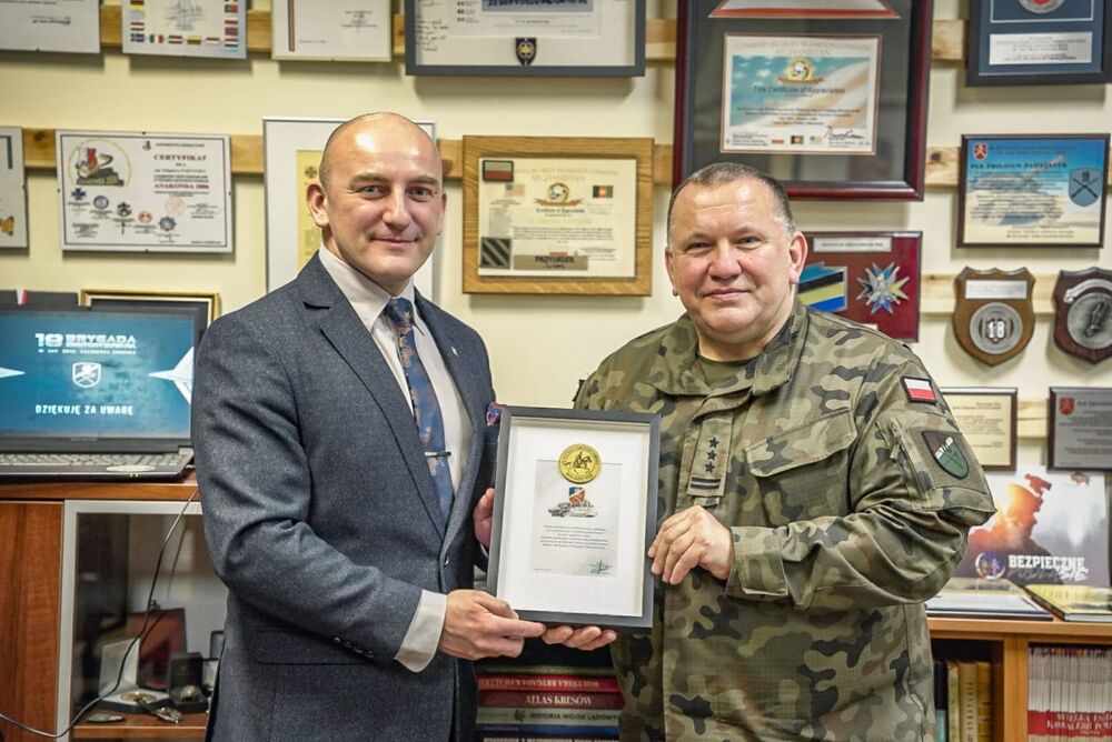 Dr Marek Jedynak, dyrektor Biura Prezesa IPN i dowódca 18. Brygady Zmotoryzowanej płk. Zbigniew Padyjasek– Kraśnik, 22 stycznia 2026. Fot. kpr. Damian Łubkowski