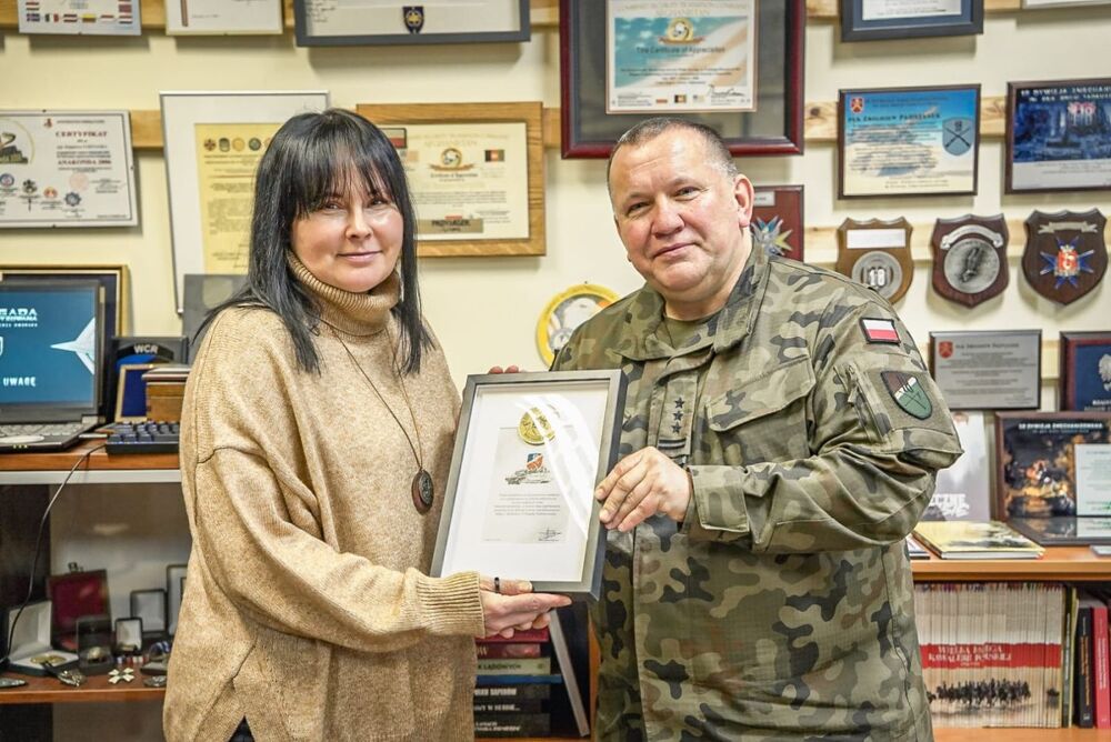 Joanna Sulej-Piskorz, zastępca dyrektora Biura Upamiętniania Walk i Męczeństwa IPN i dowódca 18. Brygady Zmotoryzowanej płk. Zbigniew Padyjasek– Kraśnik, 22 stycznia 2026. Fot. kpr. Damian Łubkowski