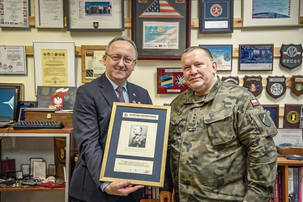 Dr hab. Karol Polejowski, zastępca prezesa IPN i dowódca 18. Brygady Zmotoryzowanej płk. Zbigniew Padyjasek– Kraśnik, 22 stycznia 2026. Fot. kpr. Damian Łubkowski