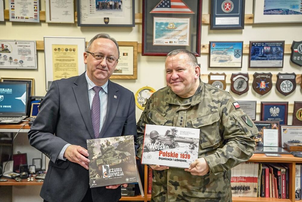 Dr hab. Karol Polejowski, zastępca prezesa IPN i dowódca 18. Brygady Zmotoryzowanej płk. Zbigniew Padyjasek– Kraśnik, 22 stycznia 2026. Fot. kpr. Damian Łubkowski