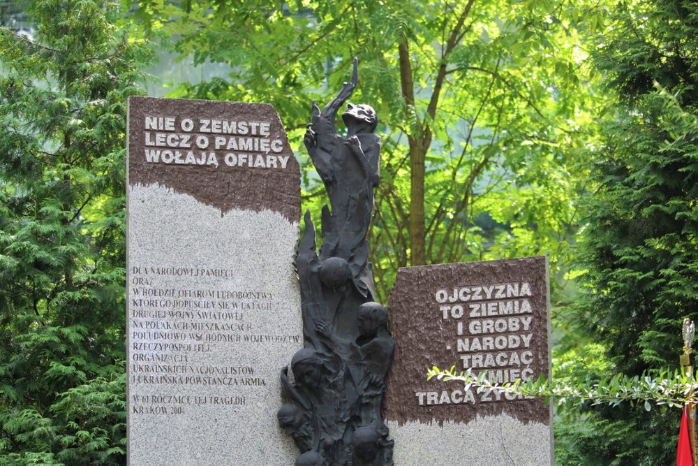 Pomnik na cmentarzu Rakowickim w Krakowie poświęcony pamięci ofiar Zbrodni Wołyńskiej, 2023 r. Fot. Żaneta Wierzgacz (IPN)