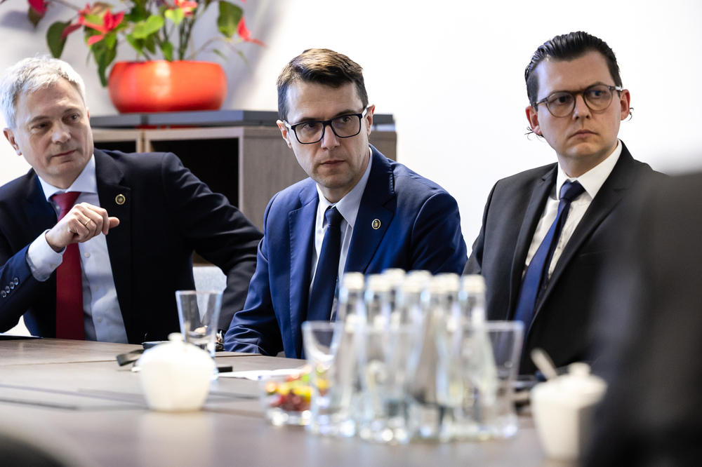 Minister kultury Mołdawii z wizytą w IPN. Na zdj. od lewej: dyrektor Biura Edukacji Narodowej dr Adam Pleskaczyński, dyrektor Biura Rzecznika Prasowego, rzecznik prasowy IPN dr Rafał Kościański i zastępca naczelnika Wydziału Identyfikacji BPiI Rafał Michliński – Warszawa, 26 stycznia 2026. Fot. Sławek Kasper (IPN)