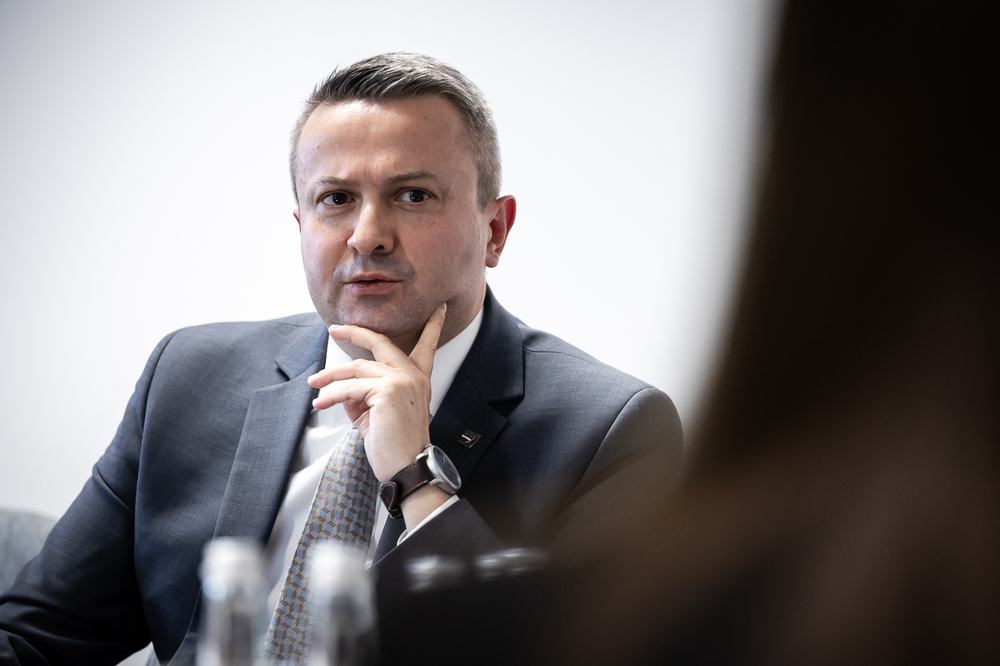 Minister kultury Mołdawii z wizytą w IPN. Na zdj. dyrektor Biura Badań Historycznych IPN dr Sebastian Pilarski – Warszawa, 26 stycznia 2026. Fot. Sławek Kasper (IPN)