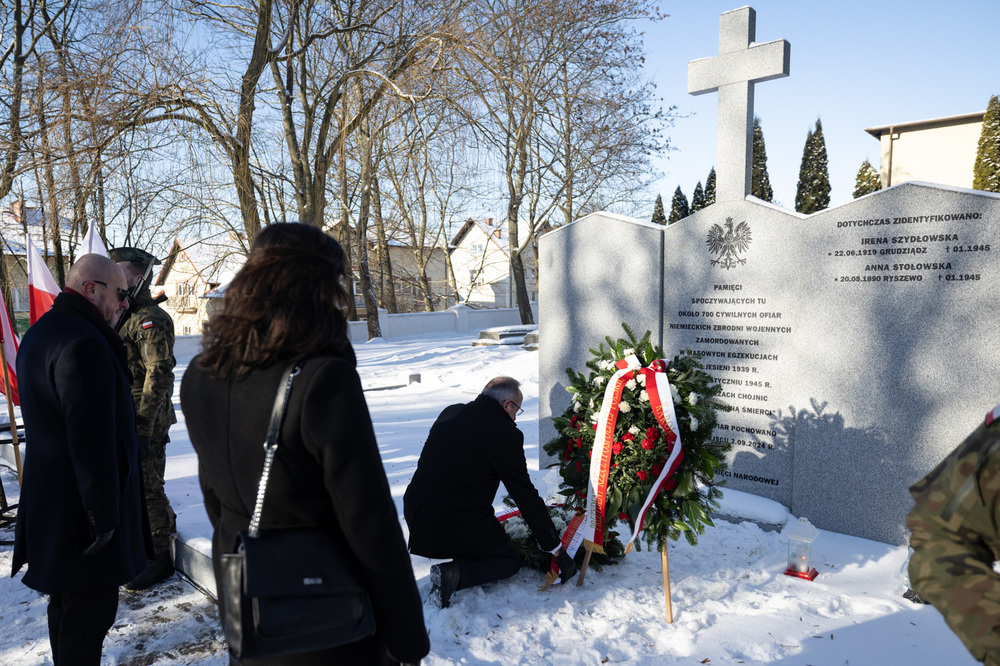 Uroczystość poświęcenia nagrobka na mogile zbiorowej około 700 cywilnych ofiar niemieckich zbrodni wojennych. Chojnice, 31 stycznia 2026 roku. Fot. Roman Jocher