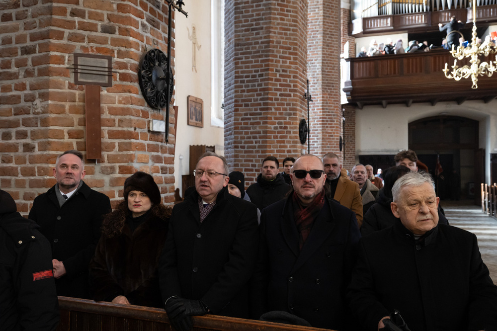 Uroczystość poświęcenia nagrobka na mogile zbiorowej około 700 cywilnych ofiar niemieckich zbrodni wojennych. Chojnice, 31 stycznia 2026 roku. Fot. Roman Jocher