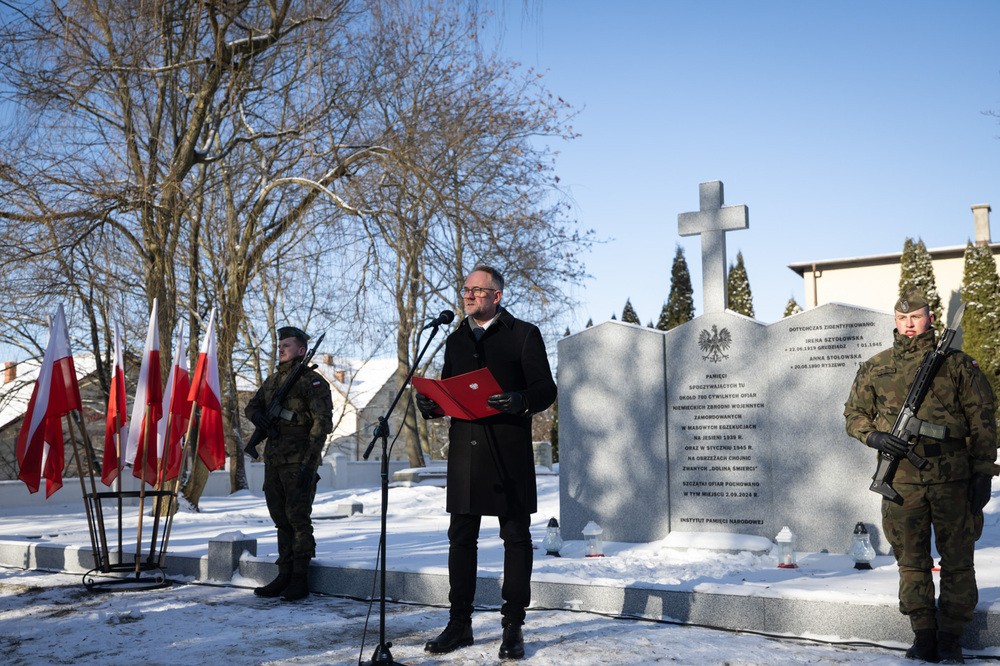 Uroczystość poświęcenia nagrobka na mogile zbiorowej około 700 cywilnych ofiar niemieckich zbrodni wojennych. Chojnice, 31 stycznia 2026 roku. Fot. Roman Jocher