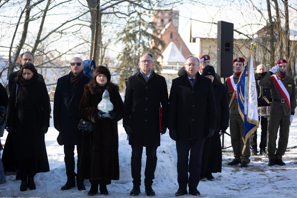 Uroczystość poświęcenia nagrobka na mogile zbiorowej około 700 cywilnych ofiar niemieckich zbrodni wojennych. Chojnice, 31 stycznia 2026 roku. Fot. Roman Jocher