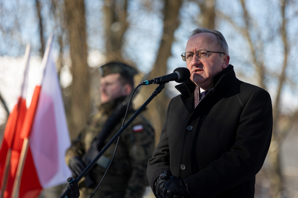 Uroczystość poświęcenia nagrobka na mogile zbiorowej około 700 cywilnych ofiar niemieckich zbrodni wojennych. Chojnice, 31 stycznia 2026 roku. Fot. Roman Jocher