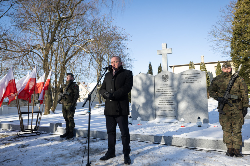 Uroczystość poświęcenia nagrobka na mogile zbiorowej około 700 cywilnych ofiar niemieckich zbrodni wojennych. Chojnice, 31 stycznia 2026 roku. Fot. Roman Jocher