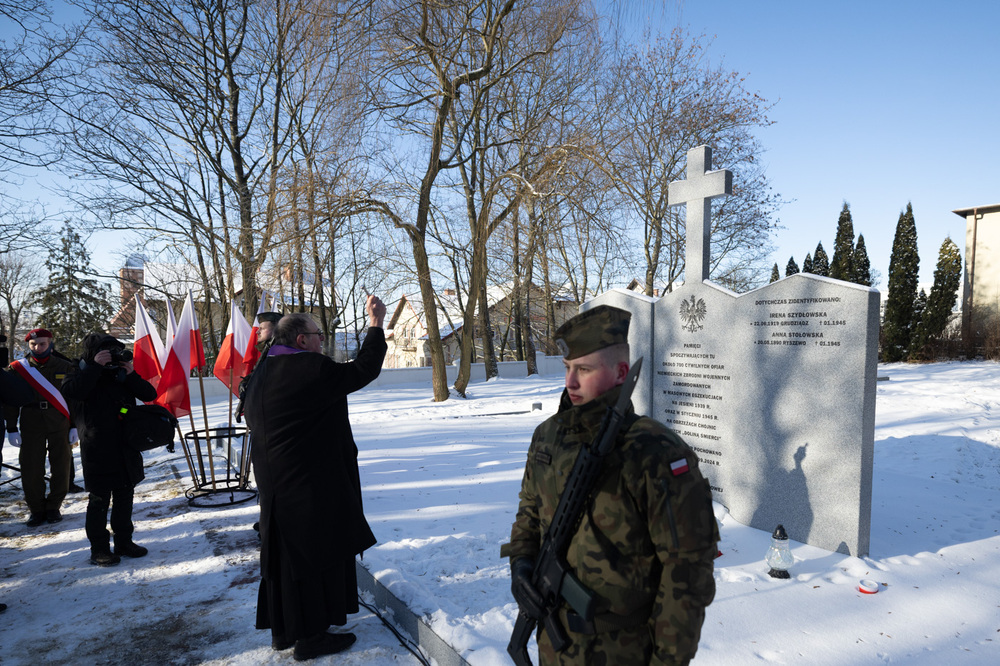 Uroczystość poświęcenia nagrobka na mogile zbiorowej około 700 cywilnych ofiar niemieckich zbrodni wojennych. Chojnice, 31 stycznia 2026 roku. Fot. Roman Jocher