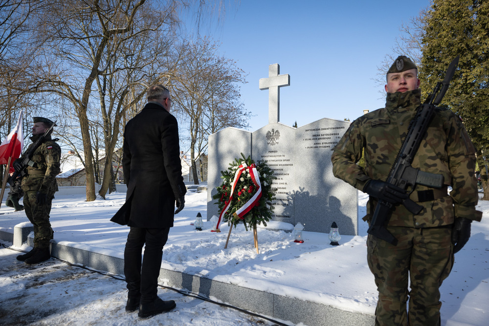 Uroczystość poświęcenia nagrobka na mogile zbiorowej około 700 cywilnych ofiar niemieckich zbrodni wojennych. Chojnice, 31 stycznia 2026 roku. Fot. Roman Jocher