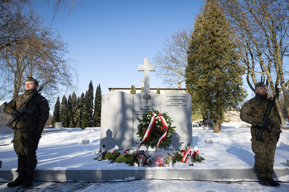 Uroczystość poświęcenia nagrobka na mogile zbiorowej około 700 cywilnych ofiar niemieckich zbrodni wojennych. Chojnice, 31 stycznia 2026 roku. Fot. Roman Jocher