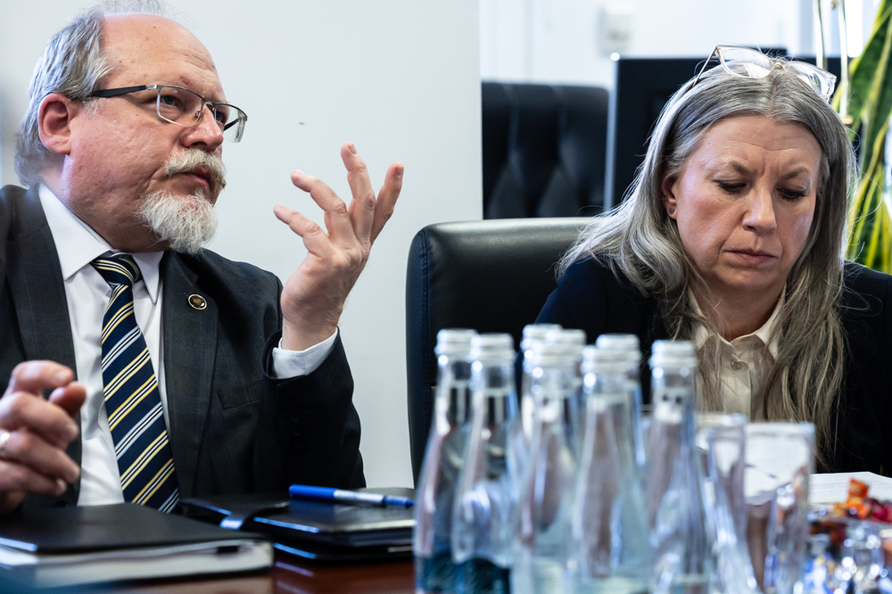 Wizyta ambasadora Republiki Włoskiej w IPN. Na zdj. dyrektor Biura Upamiętniania Walk i Męczeństwa IPN Adam Siwek i dyrektor Biura Współpracy Międzynarodowej IPN Katarzyna Dryńska – Warszawa, 9 lutego 2026. Fot. Sławek Kasper (IPN)