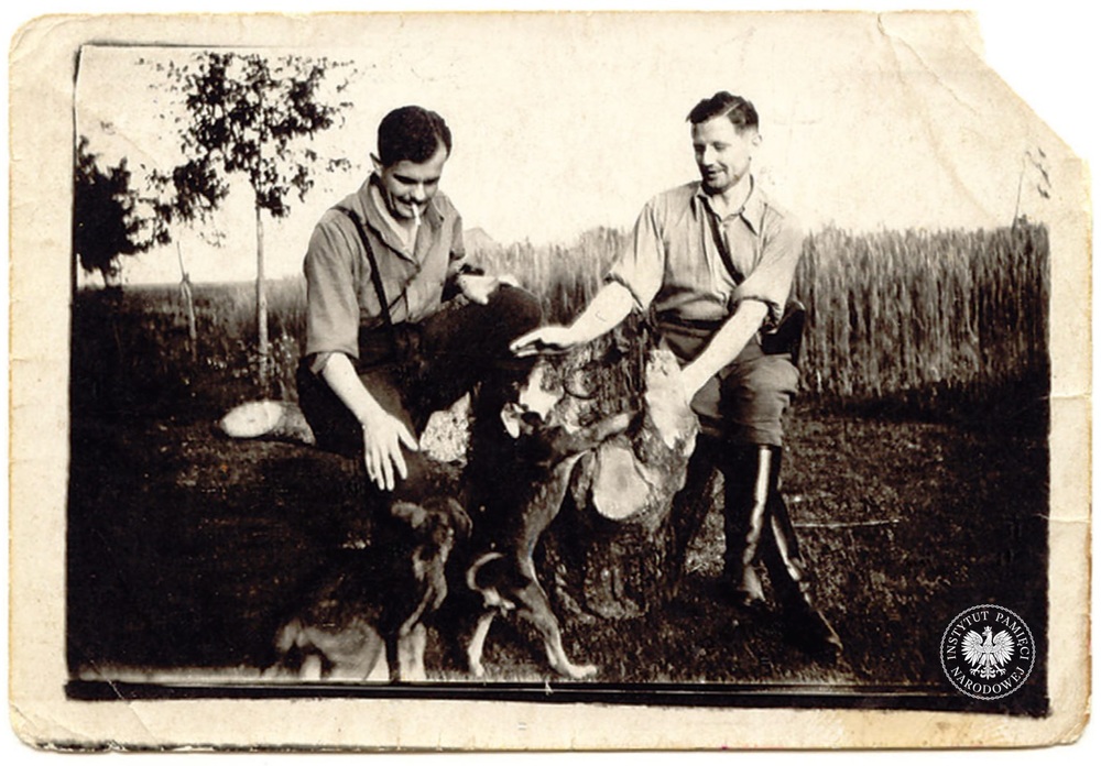 Hieronim Dekutowski „Zapora” (po lewej) i Zdzisław Broński „Uskok”, sierpień 1947 r. (fot. z zasobu AIPN)