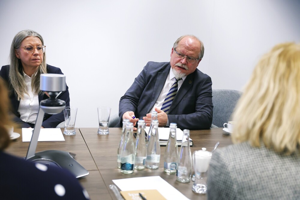 Przedstawiciele Centrum Badań Ludobójstwa i Ruchu Oporu Mieszkańców Litwy z wizytą w IPN. Na zdj. od lewej: dyrektor Biura Współpracy Międzynarodowej IPN Katarzyna Dryńska i dyrektor Biura Upamiętniania Walk i Męczeństwa IPN Adam Siwek – Warszawa, 11 lutego 2026. Fot. Dariusz Skrzyniarz (IPN)