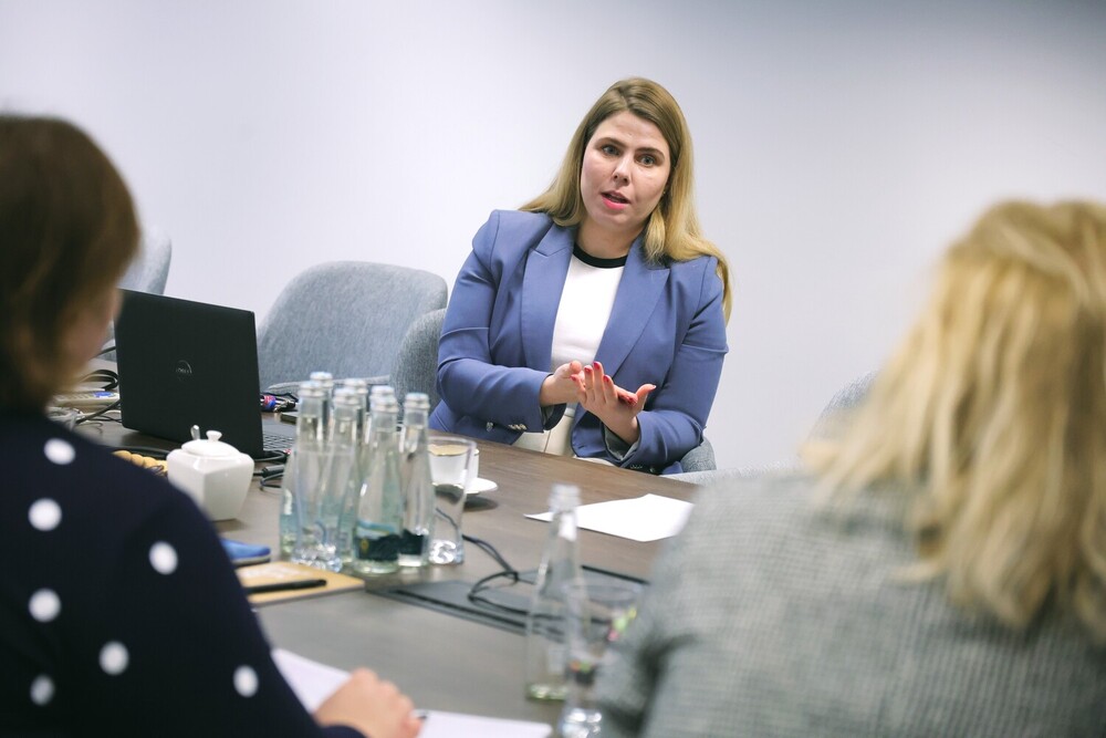 Przedstawiciele Centrum Badań Ludobójstwa i Ruchu Oporu Mieszkańców Litwy z wizytą w IPN. Na zdj. zastępca dyrektora Biura Nowych Technologii IPN Adrianna Paradowska – Warszawa, 11 lutego 2026. Fot. Dariusz Skrzyniarz (IPN)