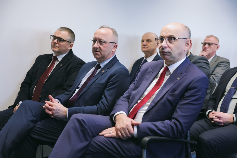 Delegatura IPN w Olsztynie ma nową siedzibę. Na zdj. od lewej: naczelnik Delegatury IPN w Olsztynie dr hab. Karol Sacewicz i zastępcy prezesa IPN: dr hab. Karol Polejowski i dr Mateusz Szpytma – 16 lutego 2026. Fot. Dariusz Skrzyniarz (IPN)